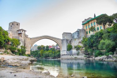 Bosna-Hersek 'in Mostar kentindeki Neretva Nehri üzerindeki eski köprü