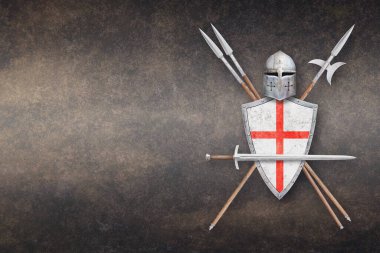 Şövalyenin miğfer kalkanı iki mızrak ve halberd koyu grunge arka planda