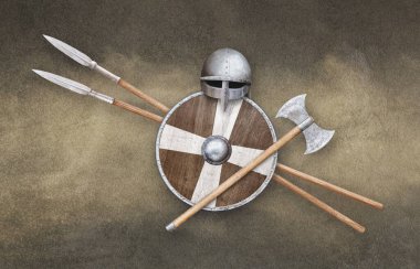 Viking miğferi balta kalkanı ve grunge sepya arka planında iki mızrak.