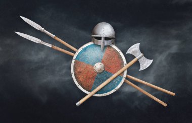 Viking miğferi balta kalkanı ve koyu grunge arka planda iki mızrak.