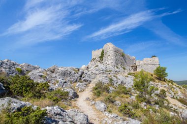 Hırvatistan 'ın Omis kenti yakınlarındaki dağlardaki eski kalelerin kalıntıları