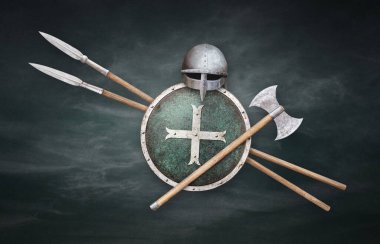 Viking miğferi, metal haçlı yuvarlak balta kalkanı ve grunge arka planda iki mızrak.