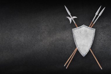 Çapraz mızraklı metal kalkan ve grunge arka planda halberd