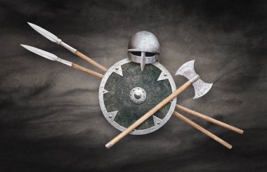 Viking miğferi baltası siyah kalkan ve arka planda iki mızrak.
