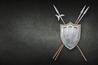 İki mızraklı metal kalkan ve koyu grunge arka planda halberd.