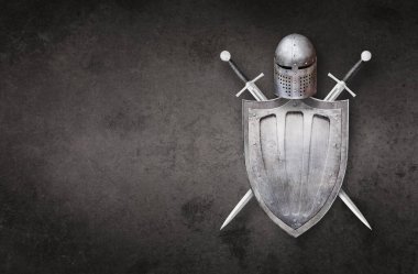 Şövalye miğferi metal kalkan ve arka planda iki kılıç.