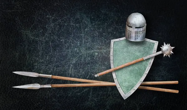 Koyu grunge arka planda eski bir silah