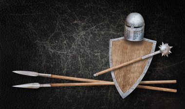 Koyu grunge arka planda eski bir silah