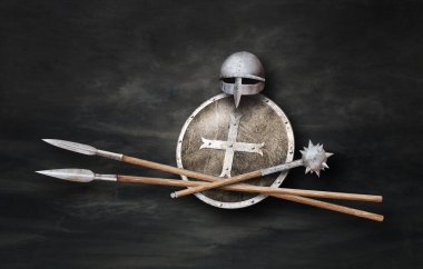 Viking 'in silahı koyu grunge arka planda.