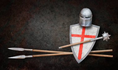 Kask kalkanı topuzu ve arka planda iki mızrak.