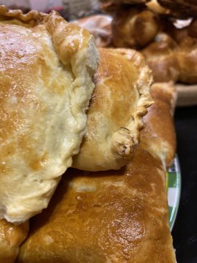 Taze ev yapımı poğaça çörekleri. Dikey fotoğraf biçimi.