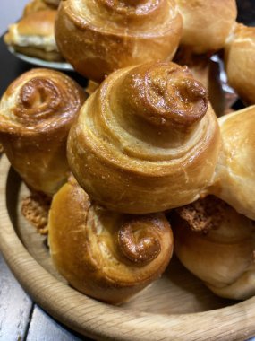 Taze ev yapımı poğaça çörekleri. Dikey fotoğraf biçimi.