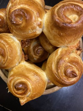 Taze ev yapımı poğaça çörekleri. Dikey fotoğraf biçimi.