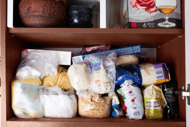 Mutfak dolabında düzensiz tahıl depolama. Makarna, şeker, karabuğday, mısır