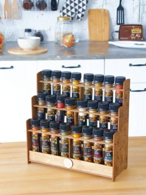 Mutfaktaki tahta kutuda farklı baharatlar bulunan cam kavanozlar. Kazan, 17 Mart 2023.