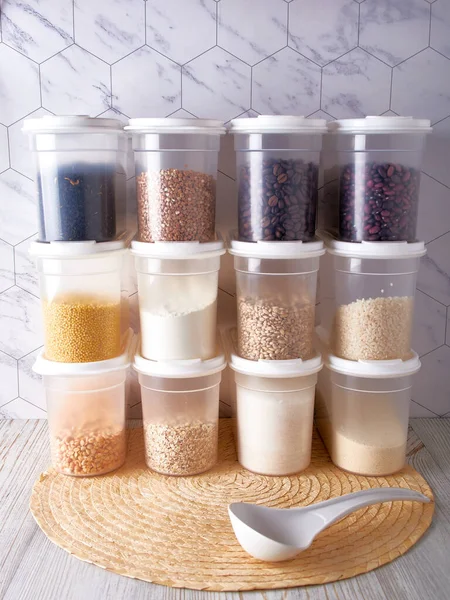 在厨房安排食物储存 透明的谷物 糖和意大利面可重复使用的罐子 — 图库照片