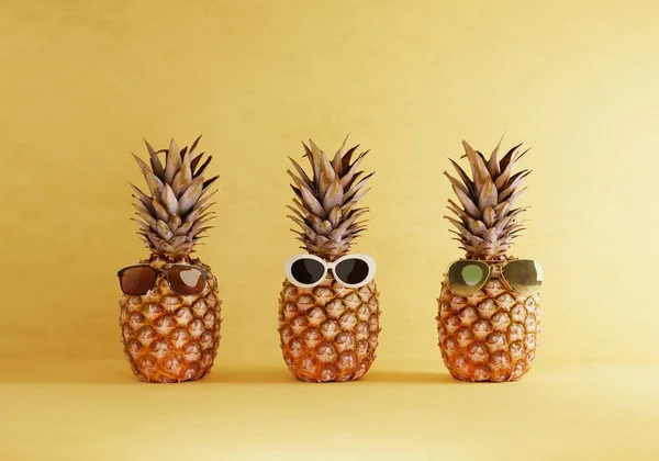Ananas Gang Sommerkostümen Auf Gelbem Hintergrund Obst Und Urlaub Konzept Stockbild
