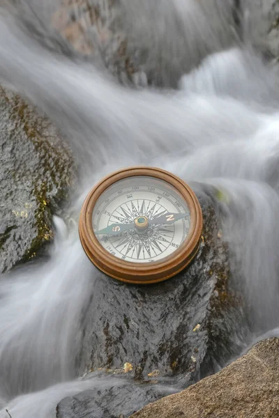 Kompas Używany Nawigacji Cieśninie Płynącej Wody Obrazy Stockowe bez tantiem