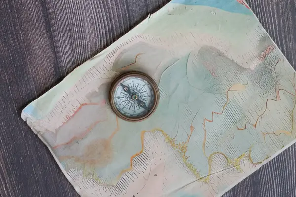 手工制作的计划探险的地图上的老式指南针 免版税图库图片