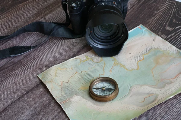 Vintage Kompass Auf Einer Handgefertigten Landkarte Mit Kamera Für Die lizenzfreie Stockfotos