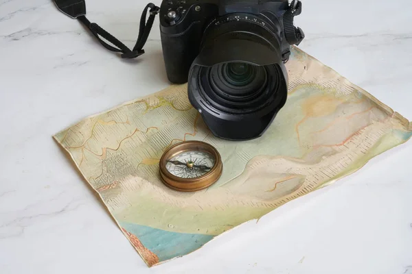 Vintage Kompass Auf Einer Handgefertigten Landkarte Mit Kamera Für Die lizenzfreie Stockfotos