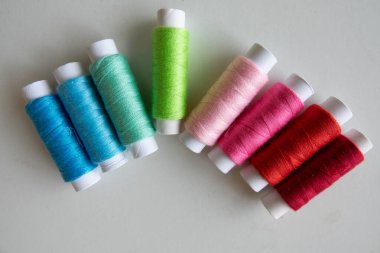 Sanat ve zanaat ya da giysi onarımı için farklı renkte dikiş iplikleri