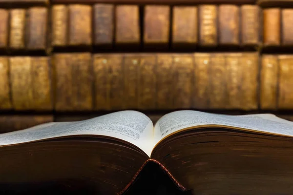 Eskiler Kitabı Arka Planda Yumuşak Odak Kitaplarıyla Açılıyor — Stok fotoğraf