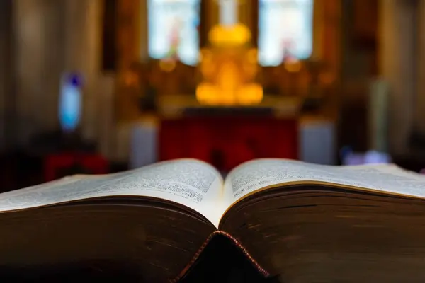 Sehr Alte Bibel Wird Vor Einem Christlich Katholischen Altar Geöffnet Stockbild