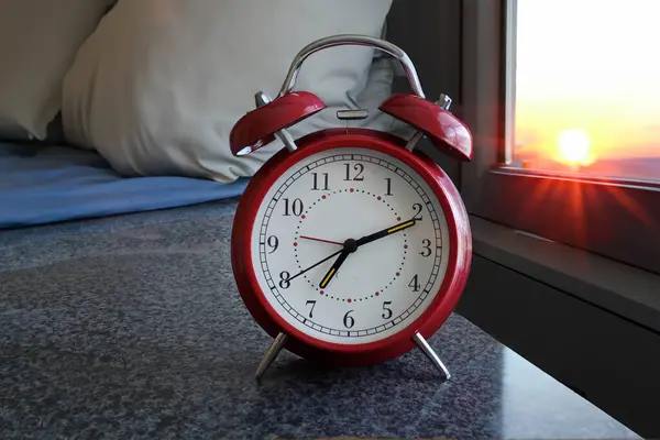 Schöner Neuer Tag Und Sonnenaufgang Mit Einer Alten Roten Armbanduhr Stockfoto