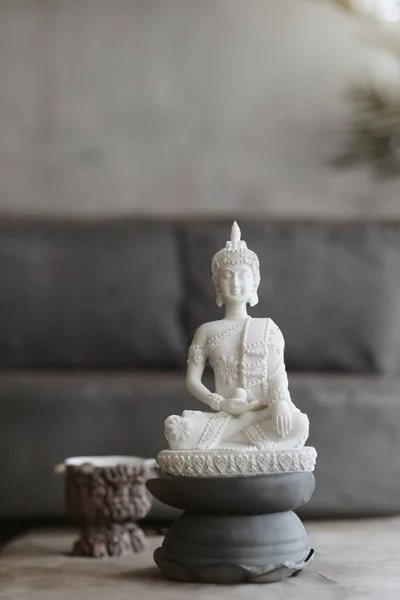 Статуя Будды Современном Доме Нейтрального Цвета Стоковое Изображение