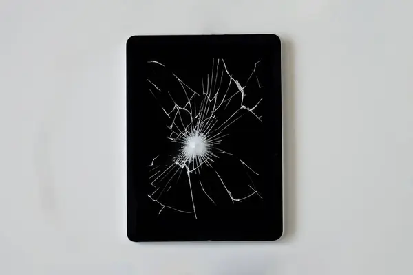 Tablet Usado Para Internet Com Uma Tela Preta Rachada Fundo — Fotografia de Stock