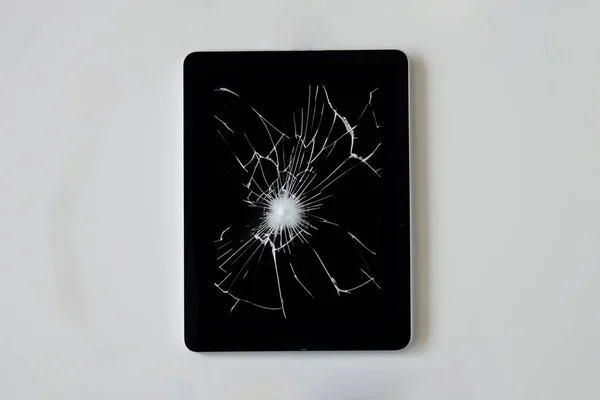 Tablet Används För Internet Med Sprucken Svart Skärm Ljusgrå Bakgrund Stockfoto