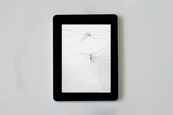 Tablet Används För Internet Och Skapa Med Sprucken Skärm Ljusgrå Stockbild