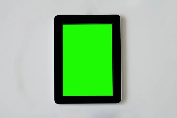 黑色平板电脑上的绿色屏幕 用于连接互联网进行通信 以及许多工作任务 免版税图库照片