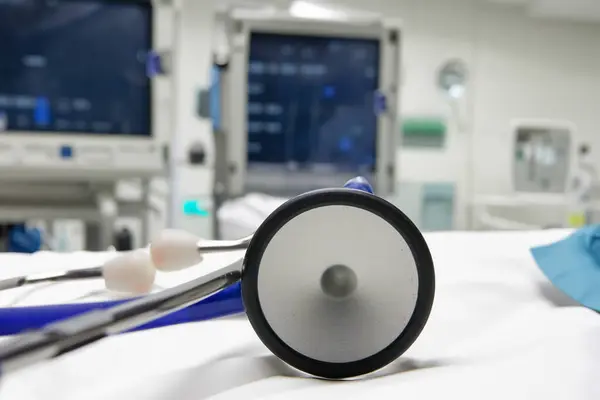 Stetoskop Acil Serviste Hayati Organları Arka Plandaki Ekipmanları Kontrol Etmek Telifsiz Stok Imajlar