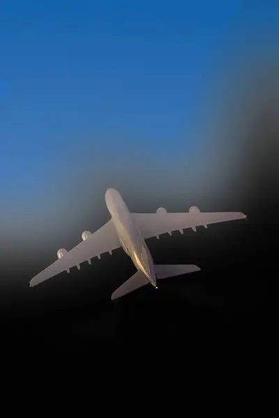 Літак Проникає Хмари Відкрите Блакитне Небо Вранці — стокове фото