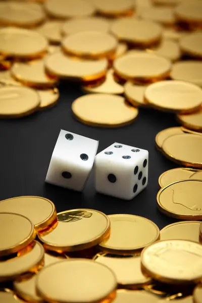 ゴールドコインとサイコロは ギャンブルゲームの後に勝利を示しています ストック画像