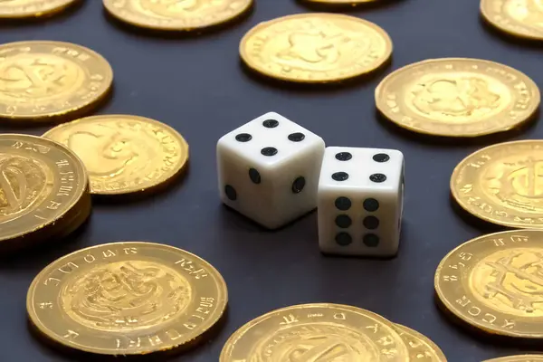 ゴールドコインとサイコロは ギャンブルゲームの後に勝利を示しています ロイヤリティフリーのストック画像