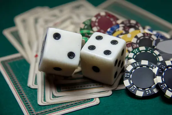 Spieltisch Mit Chips Und Tisch Bereit Für Ein Glücksspiel Stockfoto