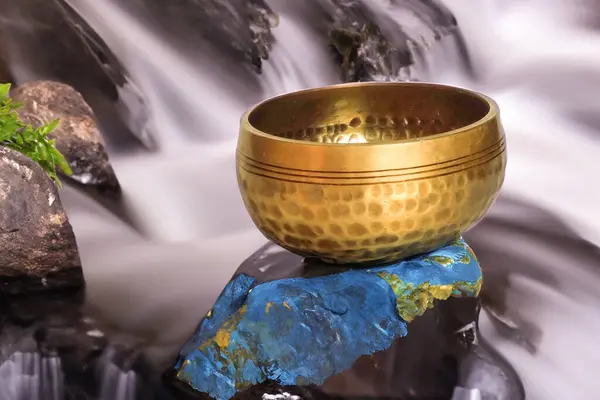 Вода Течет Тибетской Чашей Создавая Мирную Сцену Медитации Духовного Роста Лицензионные Стоковые Изображения