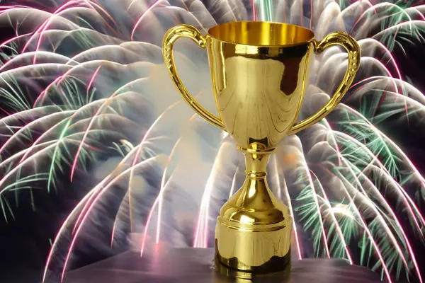 Блестящий Золотой Трофей Показывающий Достижение Победы Достижение Фейерверком Заднем Плане Стоковая Картинка