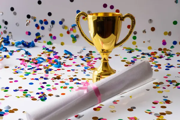 Troféu Ouro Com Certificado Realização Com Confete Fotografias De Stock Royalty-Free