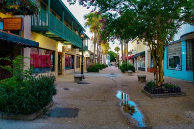 St. Augustine Florida 'daki tarihi merkezden alışveriş.              