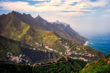 Engebeli tepeleri ve uzak bir köyü olan güzel okyanus kıyısı, Tenerife, İspanya