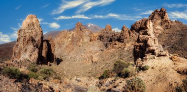 Teide Dağı 'nın panoramik manzara manzarası kaya oluşumları ön planda, Tenerife, İspanya