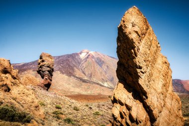 Teide Dağı 'nın kaya oluşumları ön planında manzara, Tenerife, İspanya