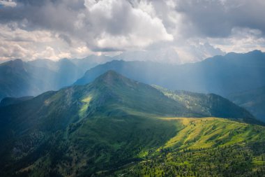 Dolomitlerin güzel manzarası ve dramatik güneş ışınları ile dağları, İtalya