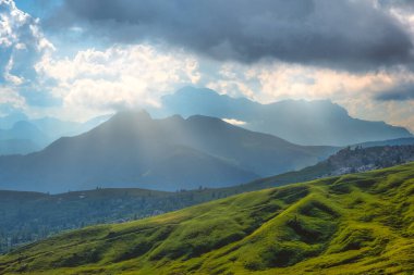 İtalya 'daki Dolomitler ve dağların dramatik manzarası