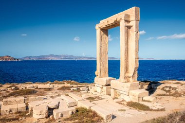 Naxos Adası, Cyclades, Yunanistan 'daki Apollo Tapınağı arkeolojik kalıntılarının manzarası