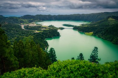 Sete Cidades volkanik gölü manzarası, Sao Miguel, Azores, Portekiz